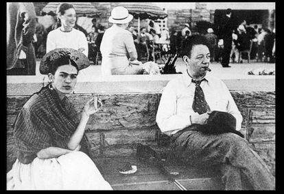 Frida Kahlo y Diego Rivera fotografiados en Jones Beach (Long Island, Nueva York) en 1933 por un autor desconocido. La artista contrajo matrimonio con Diego Rivera el 21 de agosto de 1929. Su relación estuvo plagada de aventuras con otras personas, vínculo creativo, odio, un divorcio en 1939 y un segundo matrimonio un año después.