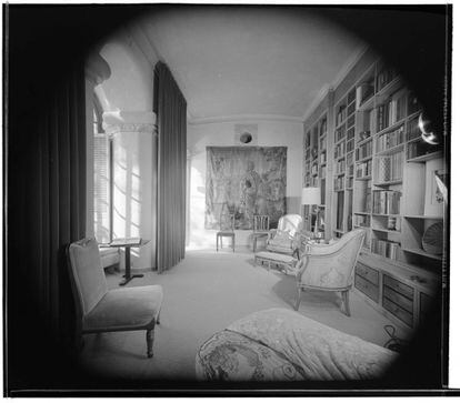 La Casa D. L. James, también conocida como Seaward, cuenta con una agradable biblioteca con vistas al acantilado. Foto de Maynard L. Parker. Cortesía de The Huntington Library, San Marino, California.