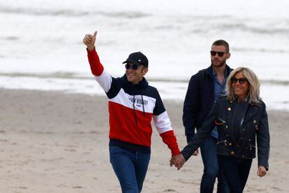 Emmanuel y Brigitte Macron en la playa de Le Tourquet, este sábado. 