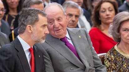 El rey Felipe VI, el rey Juan Carlos I y la reina doña Sofía en los Premios Nacionales del Deporte en el Palacio del Pardo (Madrid), el 10 de enero de 2019.