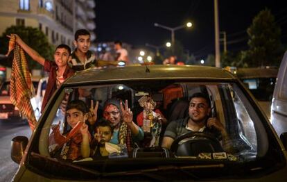 Una família seguidora del partit prokurd celebra el resultat dels comicis, diumenge a la nit.