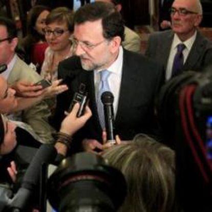 El presidente del Gobierno, Mariano Rajoy, responde a los periodistas en el Congreso de los Diputados el 26 de mayo de 2012.