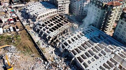 Captura de vídeo que muestra el edificio Rönesans Rezidans derrumbado tras el terremoto en la ciudad turca de Antioquía (provincia de Hatay).