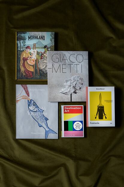 MUCHO MÁS QUE ARTE
Sergio Mora tiene ganado el título de «amo del surrealismo pop» y Moraland (Norma Editorial) es el mayor monográfico dedicado a su trabajo. Giacometti (Turner) parte de la colección de su fundación de París –pasando por su trabajo en el Guggenheim de Bilbao– para analizar su obra. En Barceló Vivarium (La Fábrica), la madre del artista mallorquín, Francisca Artigues, ha bordado exquisitamente los sueños de su hijo. Destination Art (Phaidon) muestra 500 destinos ‘artísticos’ que ningún viajero puede perderse. Y el italiano Bruno Munari desvela los entresijos de la fantasía, la invención y la creatividad.