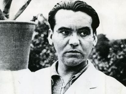 García Lorca en la Huerta de San Vicente, Granada (1935).