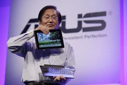 El director general de Asus, Jonney Shih, enseña el portátil-tableta Eee Pad Transformer.