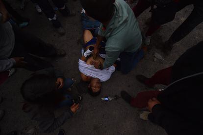 La convocatoria no se ha limitado a la capital. También en Cusco y en Arequipa los habitantes han mostrado su descontento con la situación actual. En la imagen, manifestantes tratan a un herido de gravedad en Arequipa, donde se reporta un muerto a causa de los enfrentamientos del jueves.