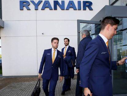 Pilotos de Ryanair en la sede de Dublín.