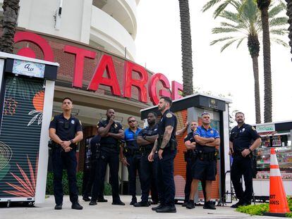 Agentes de policía ante una tienda de Target en Miami, en una imagen de archivo de junio de 2023.