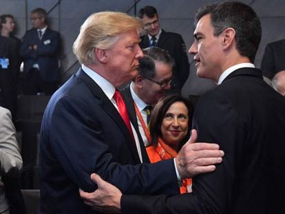 Sánchez saluda Trump en presencia de la ministra española de Defensa, en la sede de la OTAN en Bruselas.