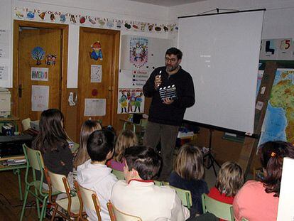 Un profesor da clase de cine en una escuela de Aragón.