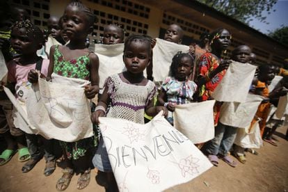 Un grupo de niños muestran los mensajes que han escrito al Papa durante su visita a la República Centroafricana.