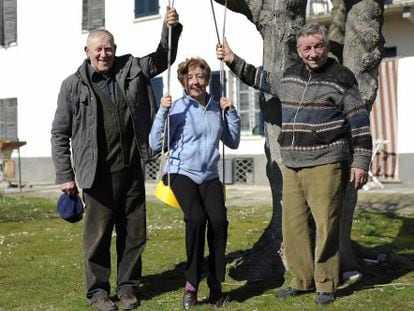 Armando (izquierda), Anna y Delmo Bergoglio, parientes del Papa, frente a su casa del pueblo italiano de Portacomaro.