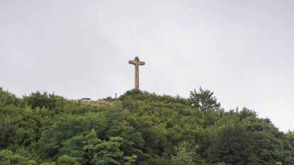 La Cruz de Olarizu desde un poco más arriba de la Casa de la Dehesa. 