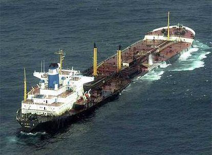 El petrolero <i>Prestige</i>, a la deriva al día siguiente de accidentarse frente a la costa de Fisterra.