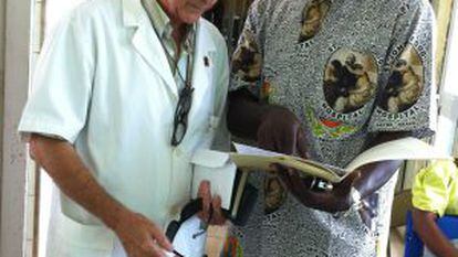 Miguel Pajares, a la izquierda, y un enfermero en el Hospital San José de Monrovia en 2011.