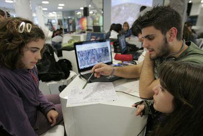Dos jóvenes escolares, en el aula Camon, donde los niños aportan ideas para la Alicante del futuro.