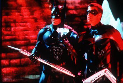 La segunda de Schumacher, 'Batman y Robin' (1997), fue el mayor fracaso de la saga. Ni siquiera el carisma de George Clooney pudo salvar la reputación del nuevo murciélago. Tampoco el reparto: Arnold Schwarzenegger fue Mr. Freeze y Uma Thurman hizo de Hiedra Venenosa. La acción continua y los escenarios exagerados se mantienen. Los críticos la ubican entre los peores filmes de superhéroes de la historia.