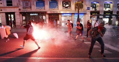 Un joven con una bengala anoche en la Puerta del Sol.