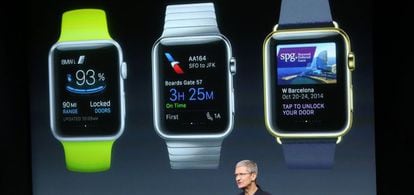 Foto de archivo de Tim Cook, consejero delegado de Apple, desvelando el diseño del Apple Watch en octubre de 2014