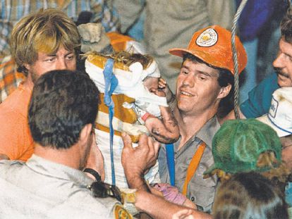 El momento del rescate Jessica McClure en octubre de 1987 en Midland (Texas).