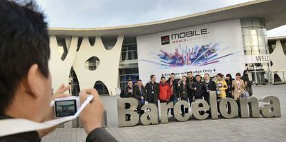 Asistentes al Mobile World Congress, que se celebra en Fira de Barcelona, tom&aacute;ndose una foto.