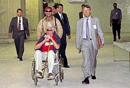 Ronald Biggs llega en silla de ruedas al aeropuerto internacional de Río de Janeiro, antes de partir hacia Inglaterra.