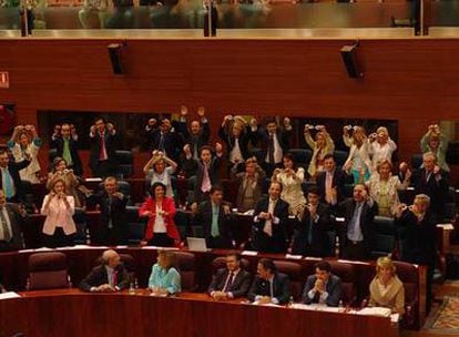 Los diputados populares de la Asamblea de Madrid protestaron contra la detención de dos militantes colocándose unas pulseras de plástico en un pleno.