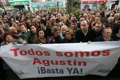 Maritina Hernández (cuarta por la izquierda) y Alejandro Soler (segundo por la derecha), ayer, en la concentración en Elche.