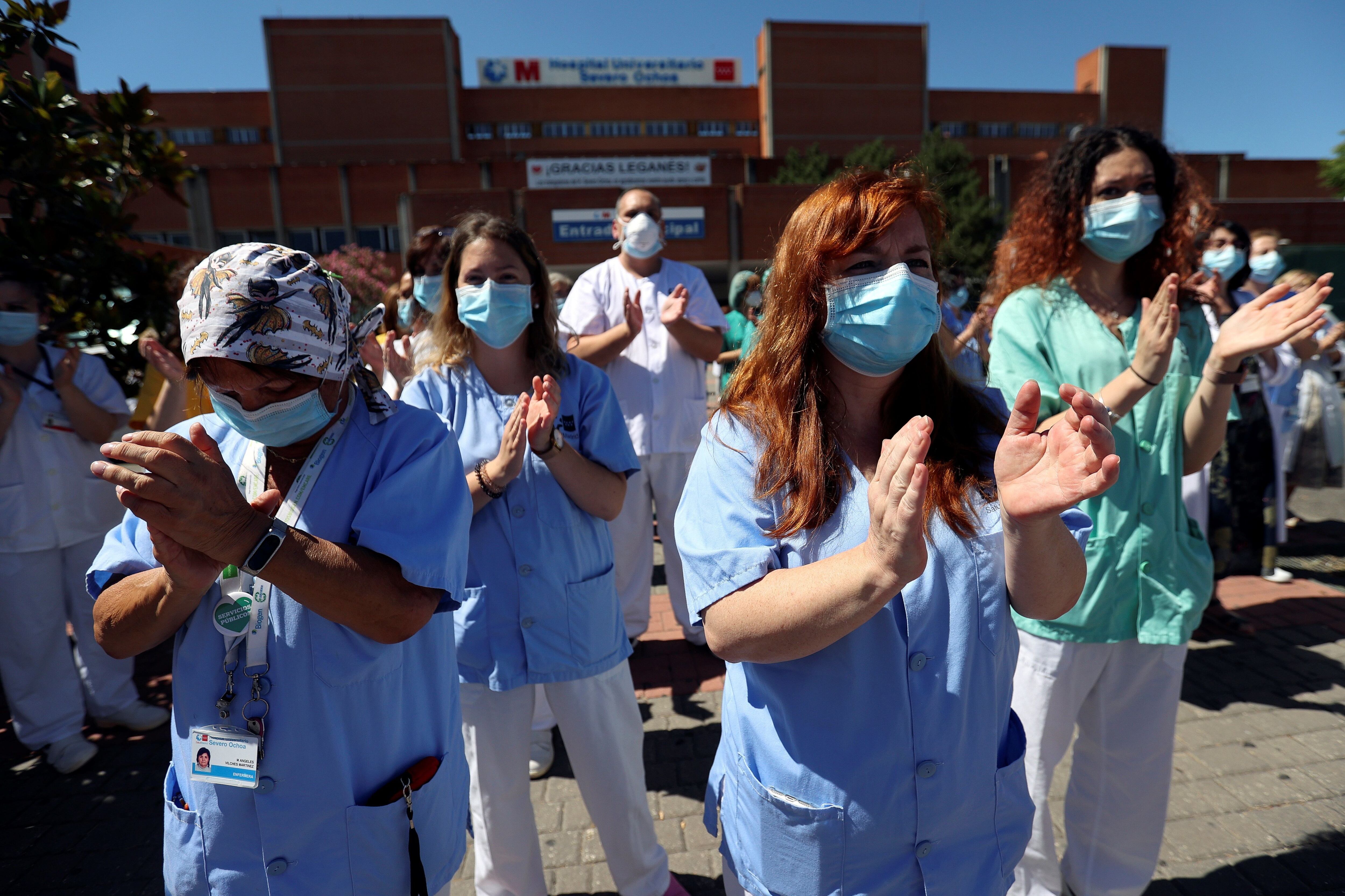 Sanitarios del Hospital Severo Ochoa, durante el acto de instalación de una pancarta de agradecimiento al pueblo de Leganés por su apoyo.