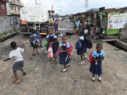 Ni&ntilde;os saliendo de los tugurios de Llaje-Bariga para ir al colegio. Lagos, 2017. 