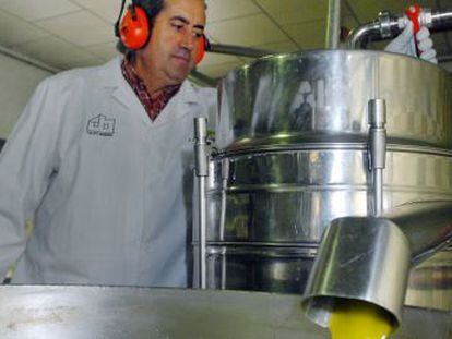 Un operario toma una muestra para evaluar la calidad del aceite de oliva.