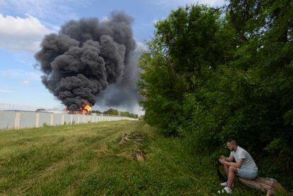 Columna de humo de un depósito de combustible destruido en la ciudad rusa de Voronezh.