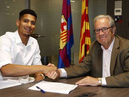 Ronaldo Araujo y el directivo Sílvio Elías, en el momento de la firma.