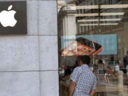 Logotipo de Apple en su tienda de la Puerta del Sol en Madrid.