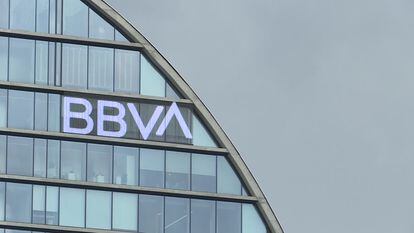BBVA gana 1.911 millones, repartirá entre el 35% al 40% del beneficio y recomprará hasta el 10% de acciones