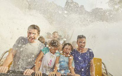 Atracci&oacute;n Tutuki Splash, ambientada en un volc&aacute;n de Polinesia, en el parque de Port Aventura, en Tarragona. 
 