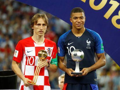 Modric y Mbappé posan con los trofeos individuales. 