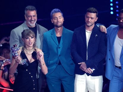 Taylor Swift recibió el premio a Mejor Canción Pop, por 'Anti-Hero', de manos de NSYNC.