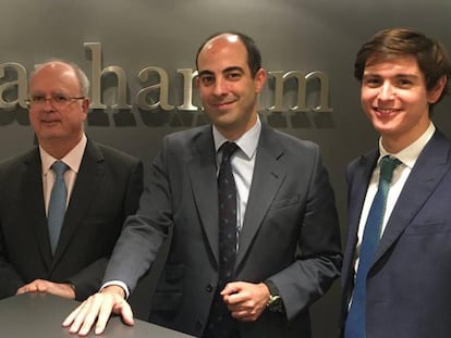 Miguel Ángel García (i), director de inversión de Diaphanum; Javier Riaño, miembro del equipo de inversiones (c), y Carlos del Campo (d) también miembro del equipo de inversiones posan para una foto en la sede de la firma.