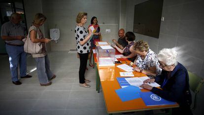 Una mesa electoral en el instituto Beatriz Galindo de Madrid.