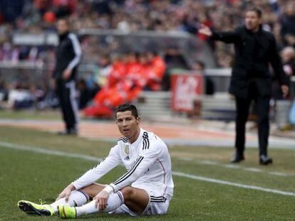Ronaldo se lamenta durante el 4-0 del pasado mes de febrero. Al fondo, Simeone.