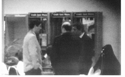 El ex director general de la Guardia Civil Luis Roldán (en el centro) en el aeropuerto internacional de Bangkok. A la derecha, el jefe de la Policía Judicial de Madrid, Juan Antonio González, y a la izquierda, el inspector jefe de la Policía Nacional, Rafael Bermejo.