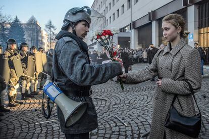 Varias personas recrean un evento histórico con motivo del 36º aniversario de la imposición de la Ley Marcial por las autoridades comunistas en Lublin (Polonia).