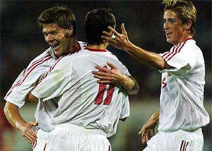 Etxeberria, de espaldas, celebra su gol con el debutante Torres (dcha.) y Xabi Alonso.