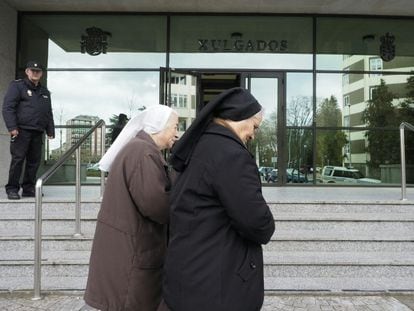 Dos monjas del Hogar Madre Encarnaci&oacute;n llegan a los juzgados de Lugo el pasado d&iacute;a 11 de marzo.