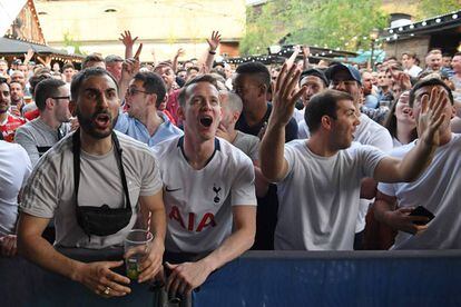 Hinchas del Tottenham en Londres (Reino Unido) se lamentan tras encajar el primer gol del Liverpool.