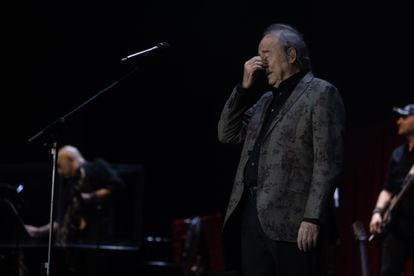 Un emocionado Joan Manuel Serrat, en su concierto de despedida, el tercero consecutivo que ha ofrecido en Barcelona.