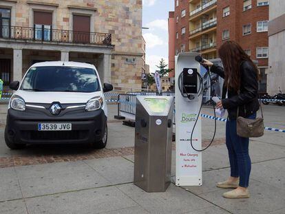 Un punto de recarga para coches el&eacute;ctricos instalado recientemente en Zamora.