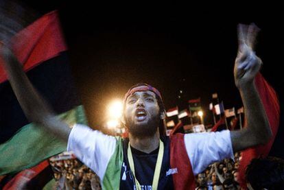 Un joven celebra, en Bengasi, el avance de las tropas rebeldes sobre Trípoli.